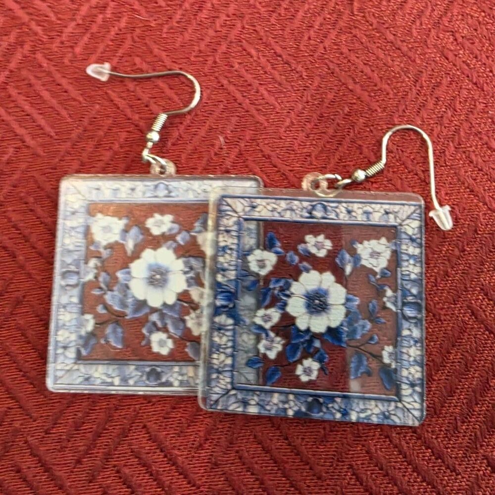 Vintage Style Square Floral Drop Earrings Blue White Crackle Resin New